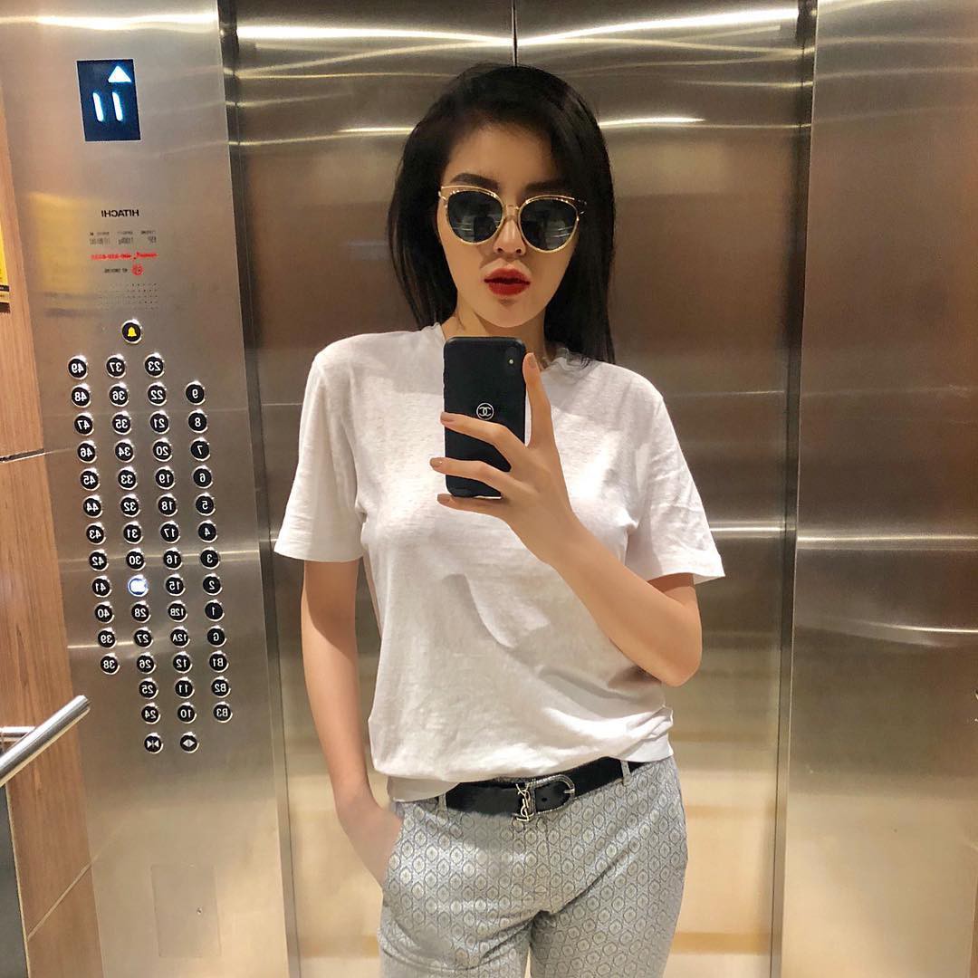 Nhìn xa tưởng bình thường, nhưng nhìn gần mới thấy được độ táo bạo của chiếc quần mà Angela Phương Trinh mặc - Ảnh 2. Nhìn xa tưởng bình thường, nhưng nhìn gần mới thấy được độ táo bạo của chiếc quần mà Angela Phương Trinh mặc - Ảnh 2.