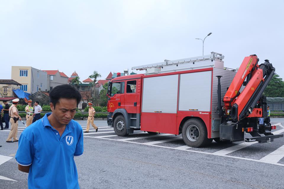 Hà Nội: Thực nghiệm hiện trường vụ xe khách đâm xe cứu hỏa trên cao tốc Pháp Vân  - Ảnh 1.