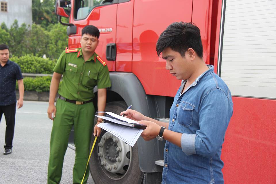 Hà Nội: Thực nghiệm hiện trường vụ xe khách đâm xe cứu hỏa trên cao tốc Pháp Vân  - Ảnh 9.