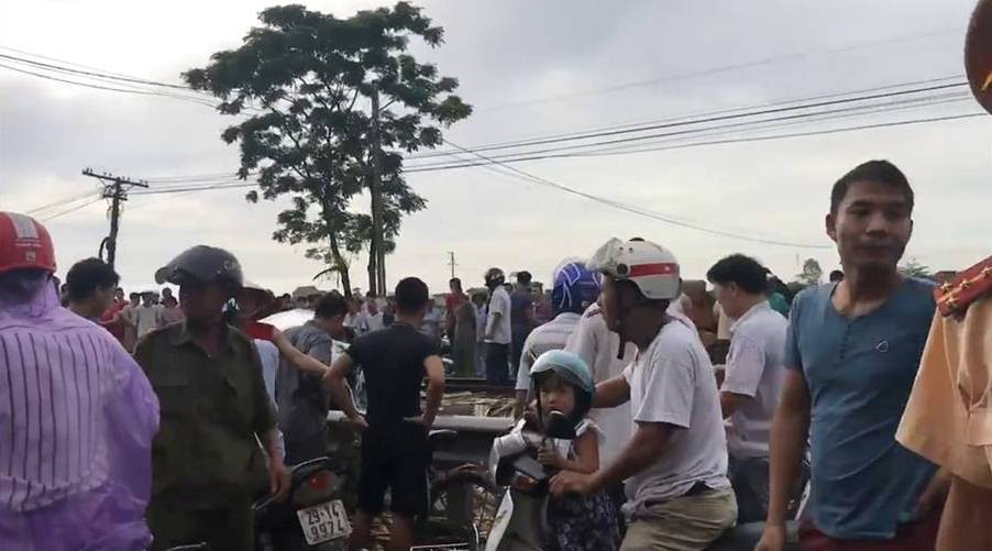 Nam Định: Ô tô chở 4 người gồm cả trẻ nhỏ băng qua đường bị tàu hỏa tông thương vong - Ảnh 2.