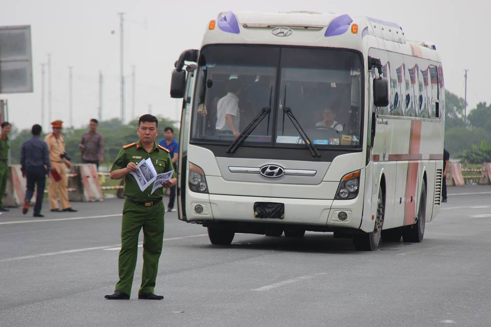 Hà Nội: Thực nghiệm hiện trường vụ xe khách đâm xe cứu hỏa trên cao tốc Pháp Vân  - Ảnh 13.