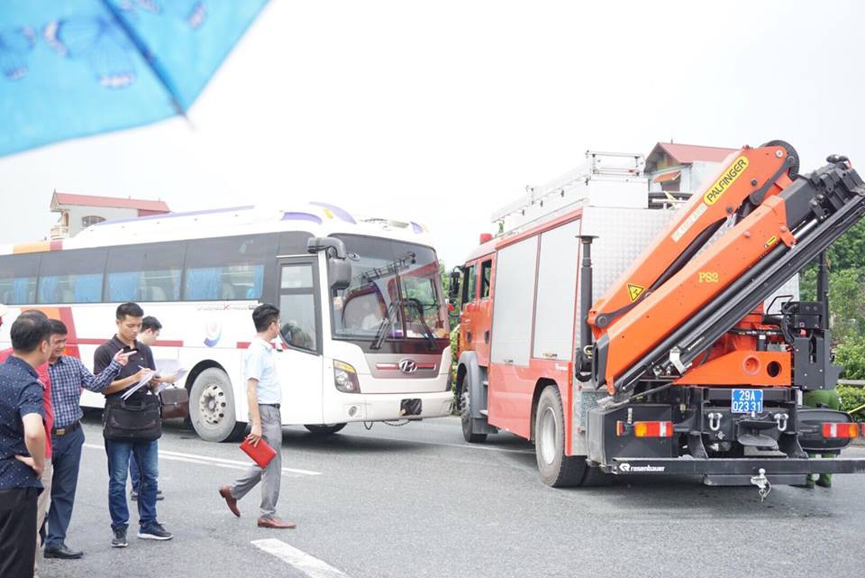 Hà Nội: Thực nghiệm hiện trường vụ xe khách đâm xe cứu hỏa trên cao tốc Pháp Vân  - Ảnh 14.