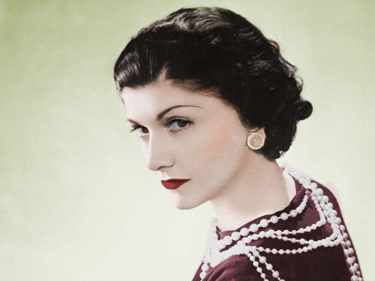 Coco Chanel: Từ ca sĩ phòng trà đến nhà thiết kế thời trang huyền thoại, là bóng hồng của bao người lỗi lạc nhưng mãi cô đơn đến cuối đời - Ảnh 1.