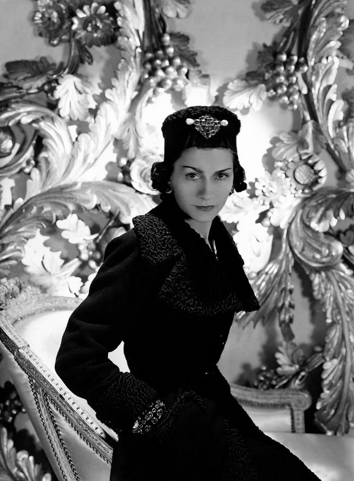 Coco Chanel: Từ ca sĩ phòng trà đến nhà thiết kế thời trang huyền thoại, là bóng hồng của bao người lỗi lạc nhưng mãi cô đơn đến cuối đời - Ảnh 4.