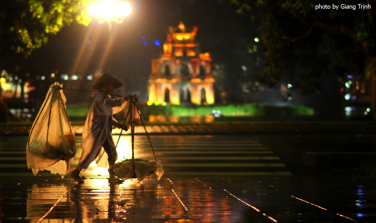 Khi mọi nhà đều chăn ấm nệm êm, vẫn còn những người phụ nữ lao động nghèo lầm lũi trong mưa giông Hà Nội - Ảnh 4.