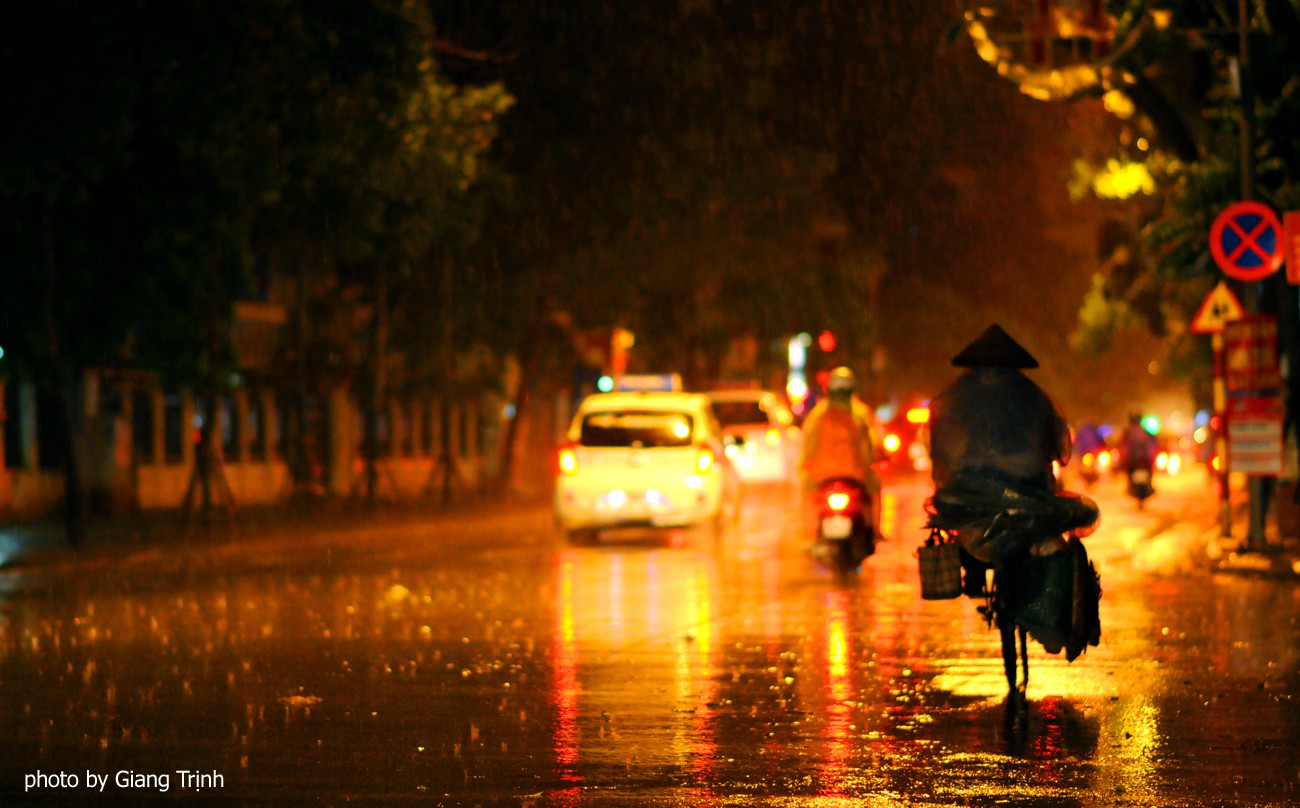 Khi mọi nhà đều chăn ấm nệm êm, vẫn còn những người phụ nữ lao động nghèo lầm lũi trong mưa giông Hà Nội - Ảnh 2. Khi mọi nhà đều chăn ấm nệm êm, vẫn còn những người phụ nữ lao động nghèo lầm lũi trong mưa giông Hà Nội - Ảnh 2.