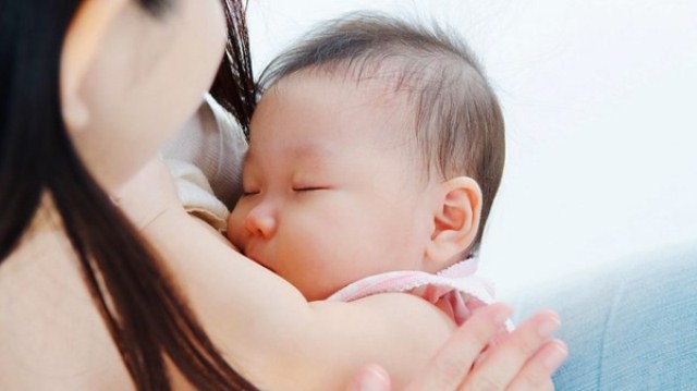 78 triệu trẻ không được bú sữa mẹ ngay sau sinh, nguy cơ bệnh tật cao - Ảnh 1.