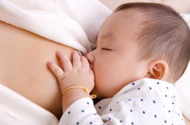 78 triệu trẻ không được bú sữa mẹ ngay sau sinh, nguy cơ bệnh tật cao - Ảnh 2.