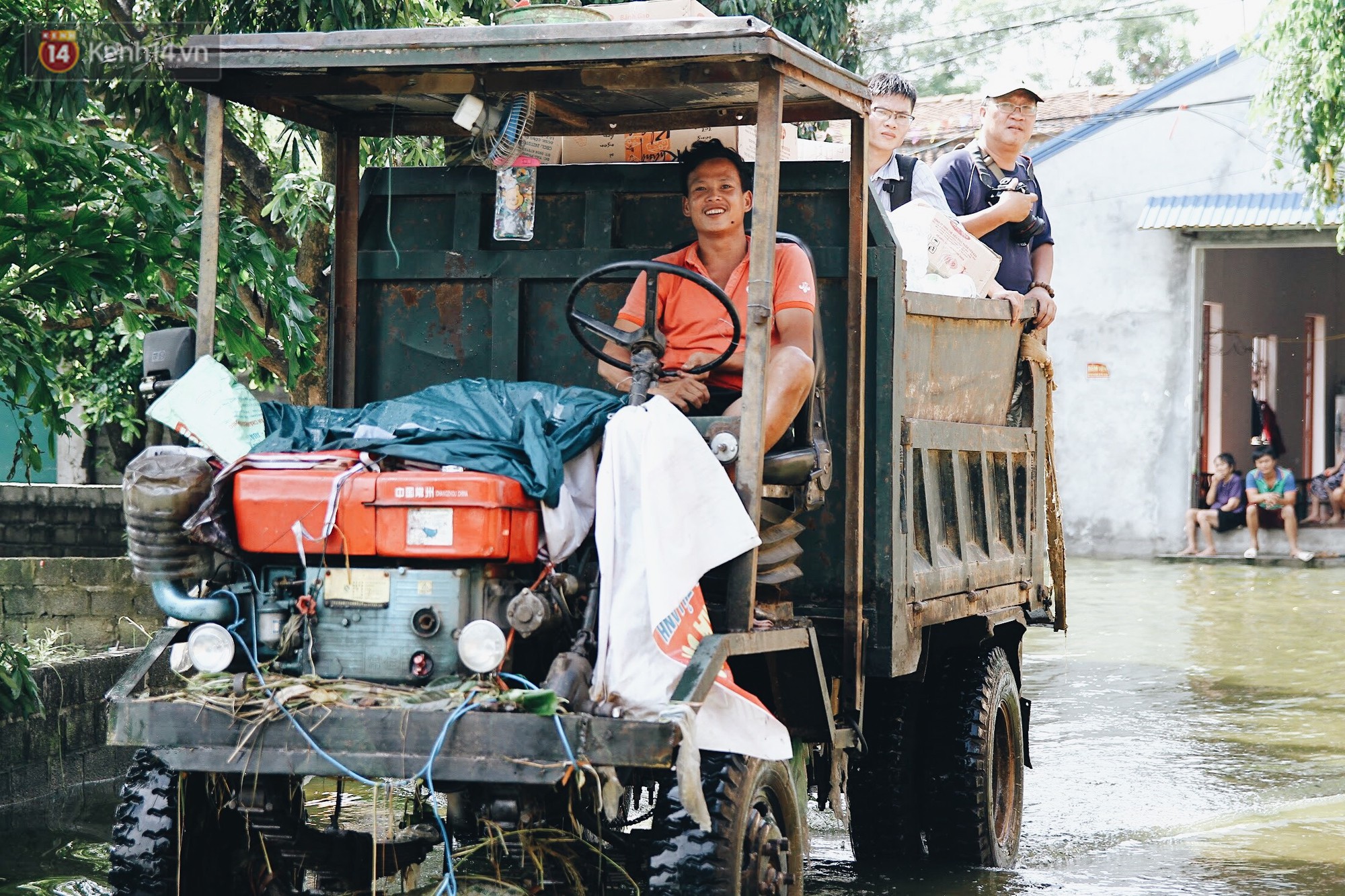 Những ngày lênh đênh ở Chương Mỹ: Trâu bò lặn ngụp, vịt trèo lên những mái nhà khi nước dâng đến tận nóc - Ảnh 5.