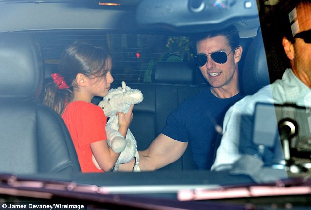 Bé Suri Cruise xuất hiện rạng rỡ giữa tin đồn sắp được Tom Cruise hàn gắn lại quan hệ cha con - Ảnh 5.