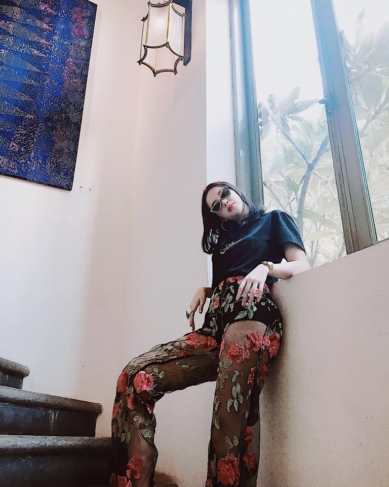 Nhìn xa tưởng bình thường, nhưng nhìn gần mới thấy được độ táo bạo của chiếc quần mà Angela Phương Trinh mặc - Ảnh 7. Nhìn xa tưởng bình thường, nhưng nhìn gần mới thấy được độ táo bạo của chiếc quần mà Angela Phương Trinh mặc - Ảnh 7.