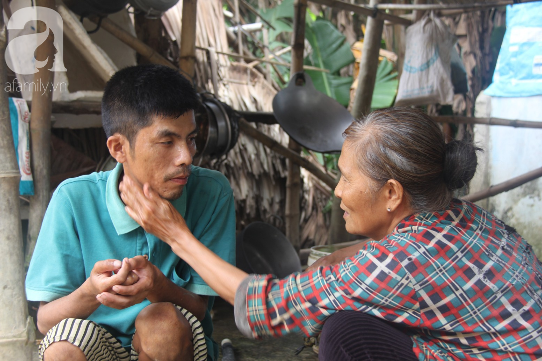 Vợ chồng già cắt cỏ thuê nuôi 4 người con tâm thần: Nhờ mọi người giúp đỡ, con tôi không còn nhịn đói nữa - Ảnh 6.