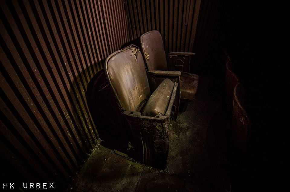 Rạp phim bị bỏ hoang ở Hong Kong: Điểm vui chơi nổi tiếng giờ chỉ còn lại đống đổ nát âm u vì những lời đồn thổi chết chóc - Ảnh 3.