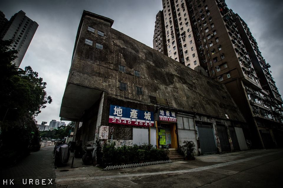 Rạp phim bị bỏ hoang ở Hong Kong: Điểm vui chơi nổi tiếng giờ chỉ còn lại đống đổ nát âm u vì những lời đồn thổi chết chóc - Ảnh 6. Rạp phim bị bỏ hoang ở Hong Kong: Điểm vui chơi nổi tiếng giờ chỉ còn lại đống đổ nát âm u vì những lời đồn thổi chết chóc - Ảnh 6.