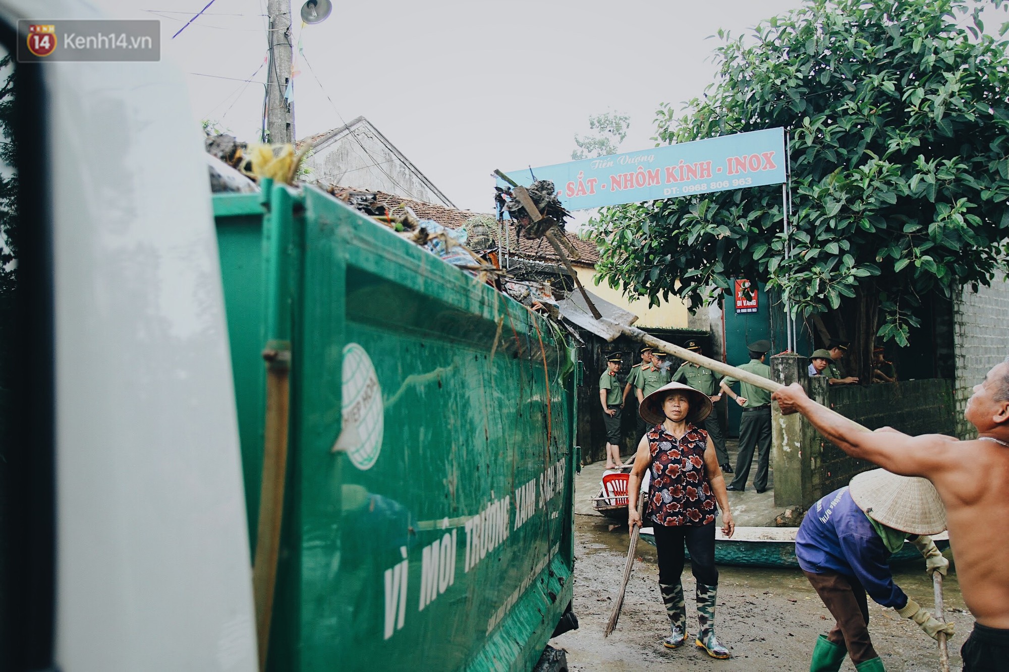 Vui như bà con Chương Mỹ sau trận lũ lịch sử: Mấy đứa cháu được về rồi, nhà cửa rộn ràng hẳn lên! - Ảnh 11.