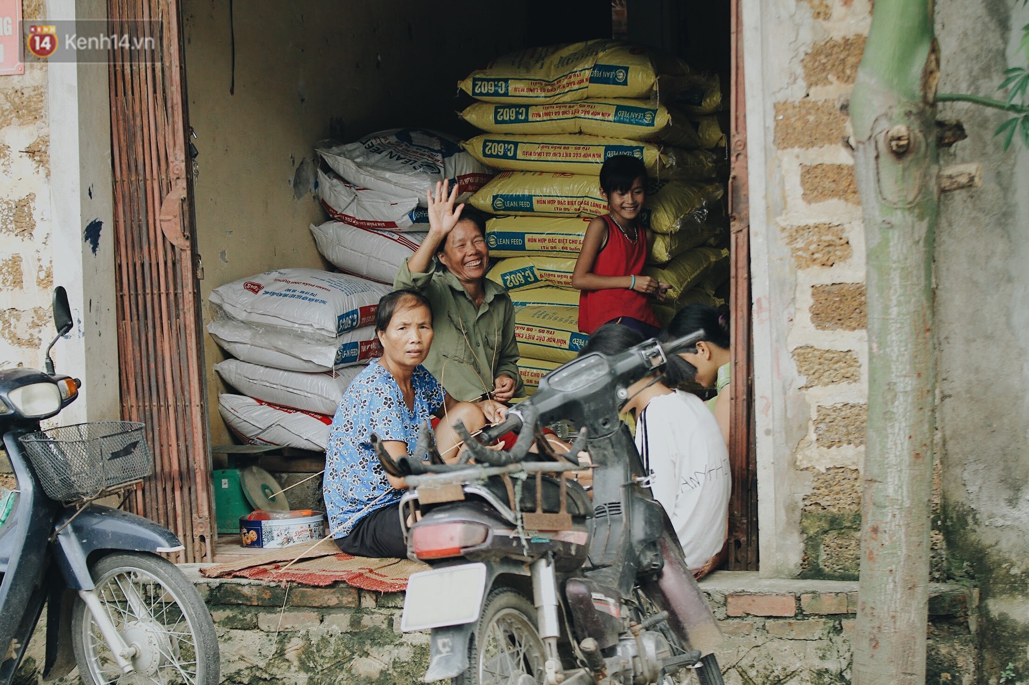 Vui như bà con Chương Mỹ sau trận lũ lịch sử: Mấy đứa cháu được về rồi, nhà cửa rộn ràng hẳn lên! - Ảnh 14.