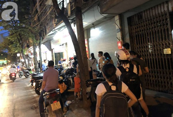 Người Hà Nội bắt đầu xếp hàng mua bánh trung thu từ sáng sớm đến 1h đêm - Ảnh 9.