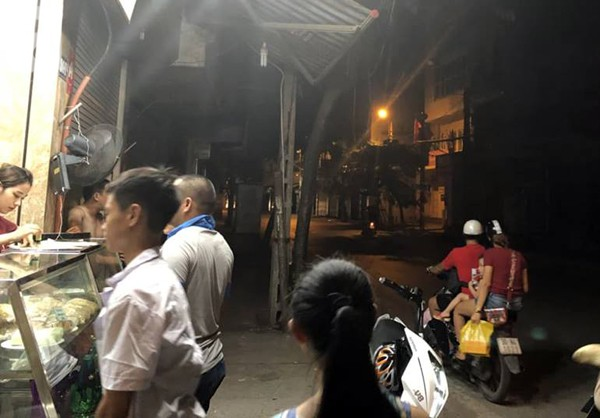 Người Hà Nội bắt đầu xếp hàng mua bánh trung thu từ sáng sớm đến 1h đêm - Ảnh 10.
