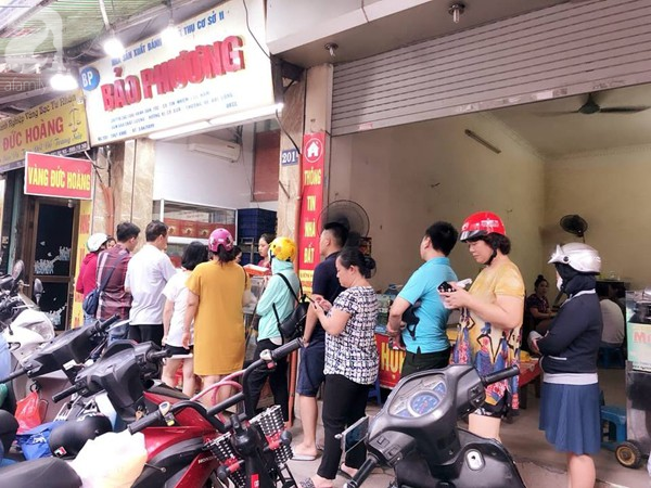 Người Hà Nội bắt đầu xếp hàng mua bánh trung thu từ sáng sớm đến 1h đêm - Ảnh 4.