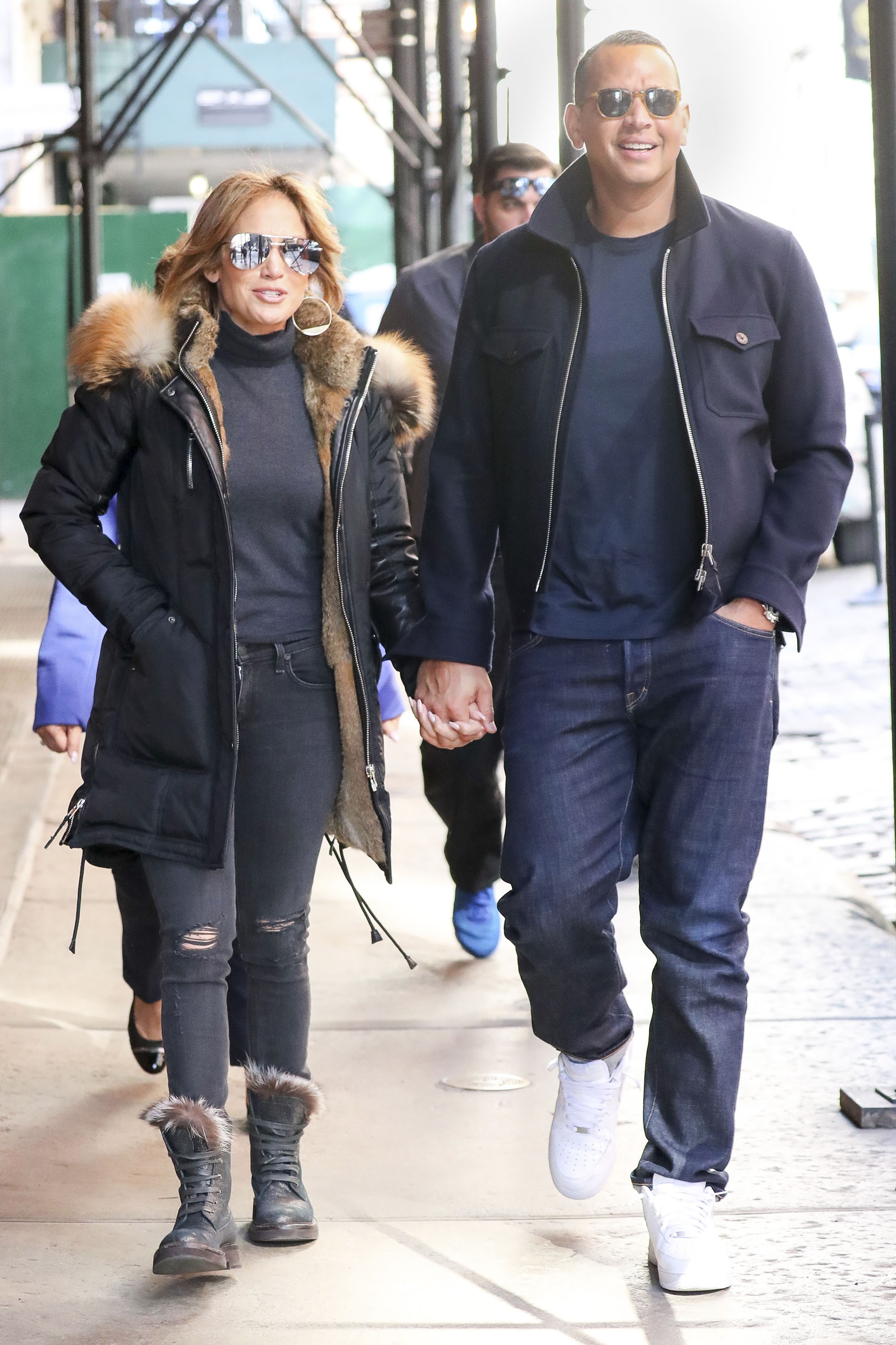 Cách Jennifer Lopez cùng bồ trẻ chứng minh tình yêu: Diện đồ tông xuyệt tông với nhau bất cứ khi nào có thể - Ảnh 7.