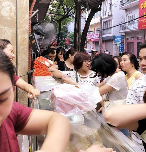 Người Hà Nội bắt đầu xếp hàng mua bánh trung thu từ sáng sớm đến 1h đêm - Ảnh 5.