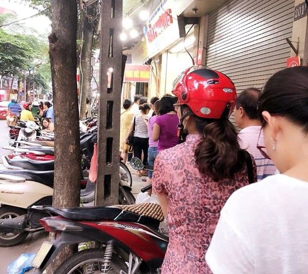 Người Hà Nội bắt đầu xếp hàng mua bánh trung thu từ sáng sớm đến 1h đêm - Ảnh 6.