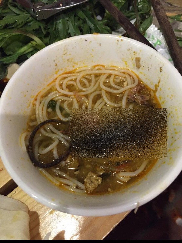 Đang tận hưởng bát bún cá ngon lành, thực khách suýt nghẹn khi nuốt phải chiếc bóng cá kinh dị - Ảnh 5.