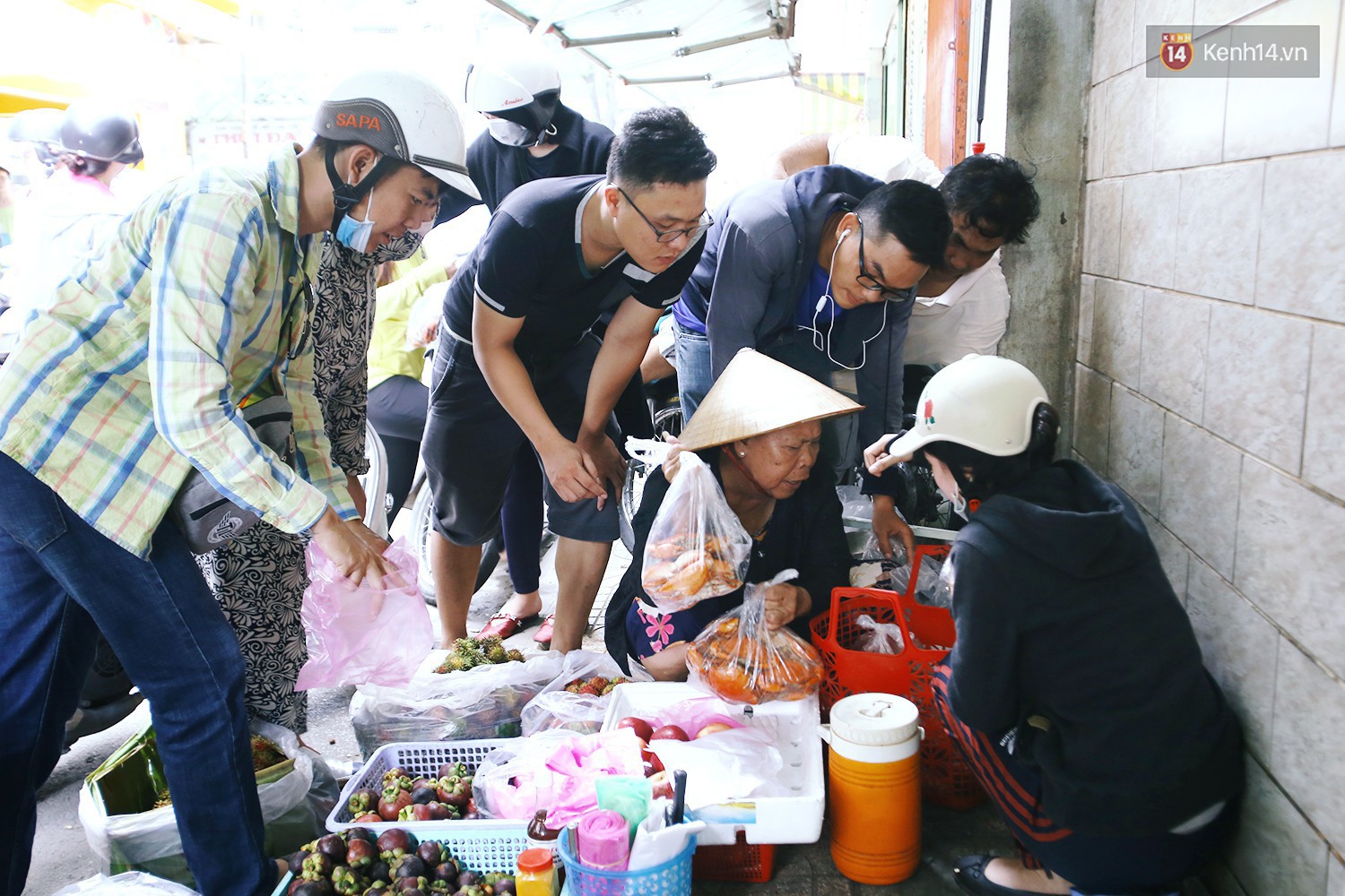 Lợi dụng đông người, nhiều khách tranh lấy cua dì Ba nhưng quên trả tiền: Họ cố tình làm thế, tội dì lắm! - Ảnh 1.