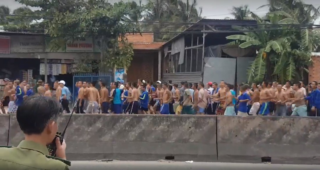 Hàng trăm học viên cai nghiện rượt đánh cán bộ trung tâm rồi tràn ra đường, người dân Tiền Giang khiếp vía - Ảnh 2.