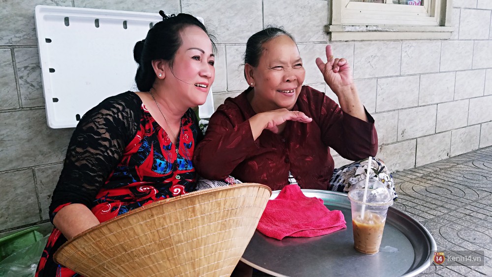 Lợi dụng đông người, nhiều khách tranh lấy cua dì Ba nhưng quên trả tiền: Họ cố tình làm thế, tội dì lắm! - Ảnh 3.