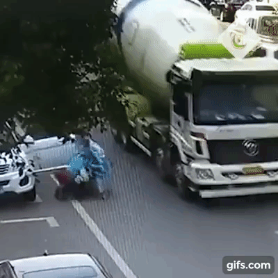 Clip: Khoảnh khắc kinh hoàng khi người phụ nữ bị cả chiếc xe bồn chèn qua đầu nhưng không hề hấn gì nhờ thứ mọi người thường xem nhẹ - Ảnh 1. Clip: Khoảnh khắc kinh hoàng khi người phụ nữ bị cả chiếc xe bồn chèn qua đầu nhưng không hề hấn gì nhờ thứ mọi người thường xem nhẹ - Ảnh 1.