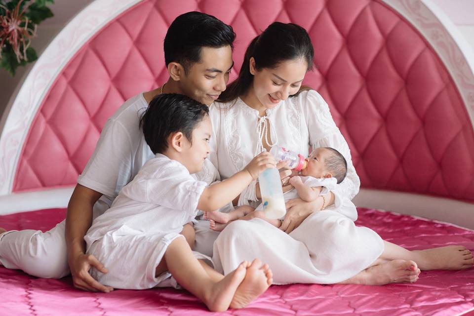 Vừa sinh con được tháng rưỡi, Khánh Thi đã thể hiện tâm trạng bất ổn khiến fan lo lắng cho cuộc hôn nhân với chồng trẻ Phan Hiển - Ảnh 2.