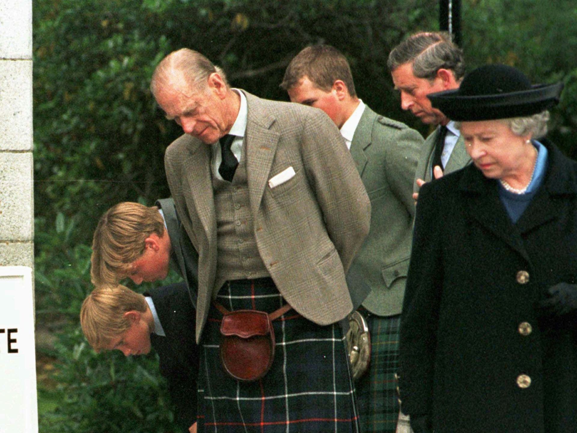 Nữ hoàng từng bị dân chúng chỉ trích vì làm ngơ trước cái chết đầy bí ẩn của Công nương Diana nhưng khoảnh khắc này đã hóa giải ngờ vực - Ảnh 3.