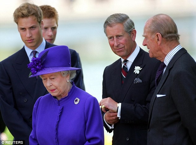 Nữ hoàng từng bị dân chúng chỉ trích vì làm ngơ trước cái chết đầy bí ẩn của Công nương Diana nhưng khoảnh khắc này đã hóa giải ngờ vực - Ảnh 6.