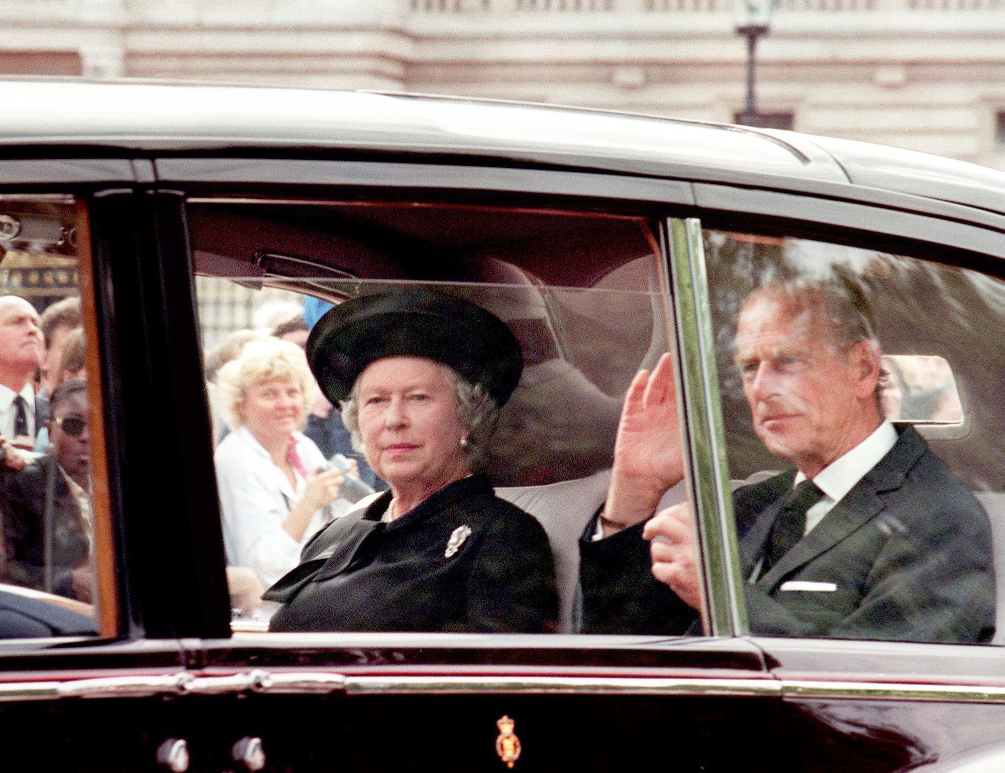 Nữ hoàng từng bị dân chúng chỉ trích vì làm ngơ trước cái chết đầy bí ẩn của Công nương Diana nhưng khoảnh khắc này đã hóa giải ngờ vực - Ảnh 1.