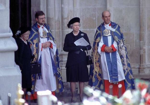 Nữ hoàng từng bị dân chúng chỉ trích vì làm ngơ trước cái chết đầy bí ẩn của Công nương Diana nhưng khoảnh khắc này đã hóa giải ngờ vực - Ảnh 4.
