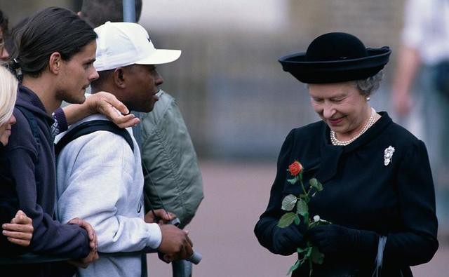 Nữ hoàng từng bị dân chúng chỉ trích vì làm ngơ trước cái chết đầy bí ẩn của Công nương Diana nhưng khoảnh khắc này đã hóa giải ngờ vực - Ảnh 2.