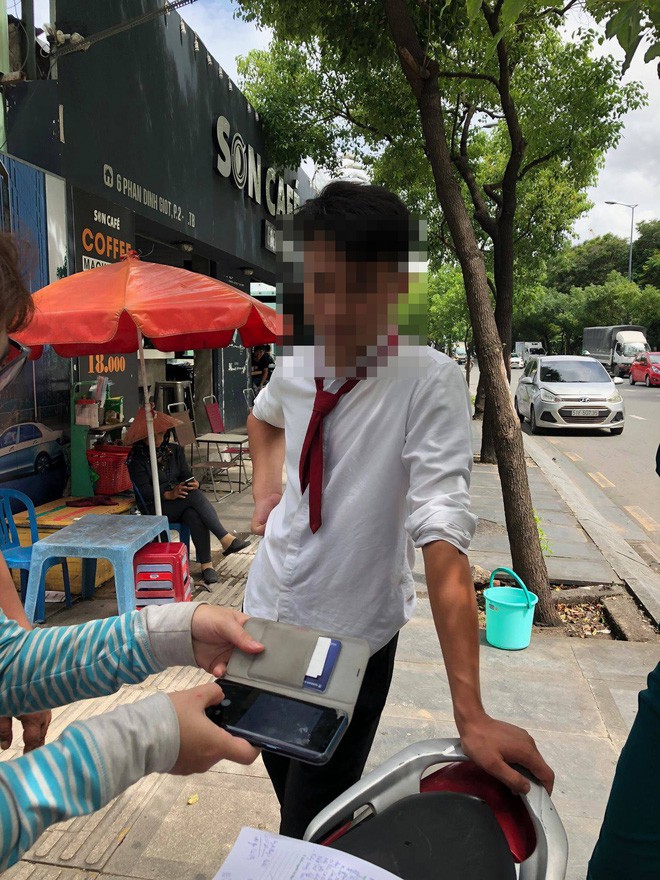 Tài xế hãng taxi Vinasun bị tố chạy ẩu, chửi bới và hành hung khách hàng giữa Sài Gòn - Ảnh 1.