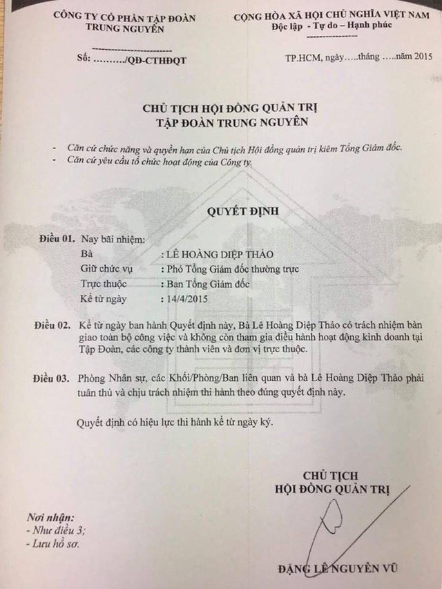 Bà Lê Hoàng Diệp Thảo: Dù anh ẩn cư trên núi nhưng số tiền mặt rút ra tiêu theo yêu cầu của chủ tịch hơn 85 tỷ, rút tiền mặt hơn 150 tỷ, mua siêu xe gần 300 tỷ. Số tiền chi sai của Trung Nguyên là gần 1.000 tỷ - Ảnh 1.