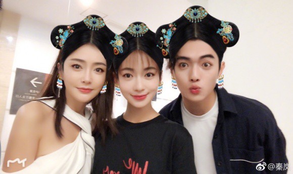 Như để xoa dịu nỗi lòng người hâm mộ, Phó Hằng mặc đồ cưới Nhĩ Tình, tươi cười nắm tay Ngụy Anh Lạc trên sân khấu - Ảnh 5. Như để xoa dịu nỗi lòng người hâm mộ, Phó Hằng mặc đồ cưới Nhĩ Tình, tươi cười nắm tay Ngụy Anh Lạc trên sân khấu - Ảnh 5.