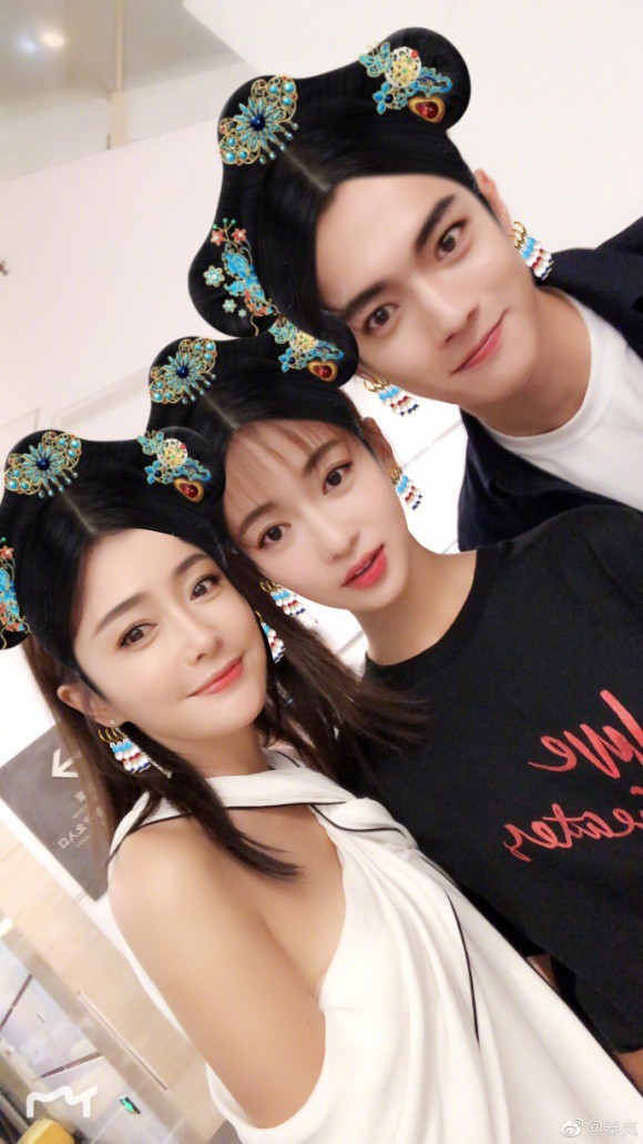 Như để xoa dịu nỗi lòng người hâm mộ, Phó Hằng mặc đồ cưới Nhĩ Tình, tươi cười nắm tay Ngụy Anh Lạc trên sân khấu - Ảnh 6. Như để xoa dịu nỗi lòng người hâm mộ, Phó Hằng mặc đồ cưới Nhĩ Tình, tươi cười nắm tay Ngụy Anh Lạc trên sân khấu - Ảnh 6.