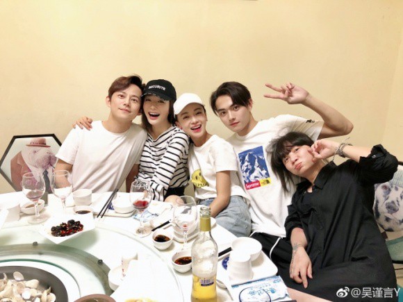 Như để xoa dịu nỗi lòng người hâm mộ, Phó Hằng mặc đồ cưới Nhĩ Tình, tươi cười nắm tay Ngụy Anh Lạc trên sân khấu - Ảnh 7. Như để xoa dịu nỗi lòng người hâm mộ, Phó Hằng mặc đồ cưới Nhĩ Tình, tươi cười nắm tay Ngụy Anh Lạc trên sân khấu - Ảnh 7.