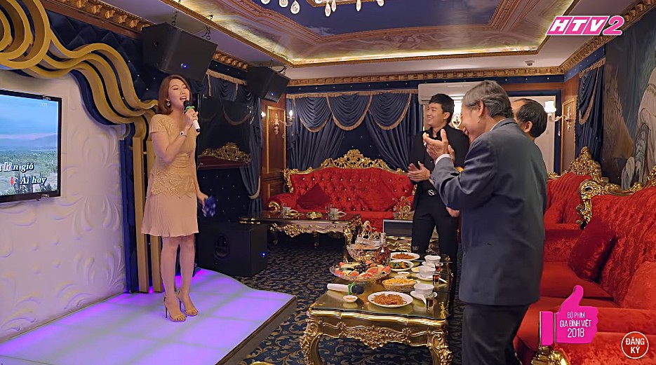 Gạo nếp gạo tẻ lại gây sốc: Hân Hoa hậu nhảy múa mua vui cho... trai già trong quán karaoke mặc chồng chăm bố nằm viện - Ảnh 3.