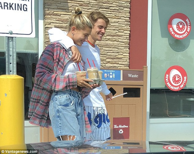 Hailey Baldwin được Justin Bieber đưa về quê nhà hẹn hò sau tin đồn sợ bị Selena giật bồ - Ảnh 1.