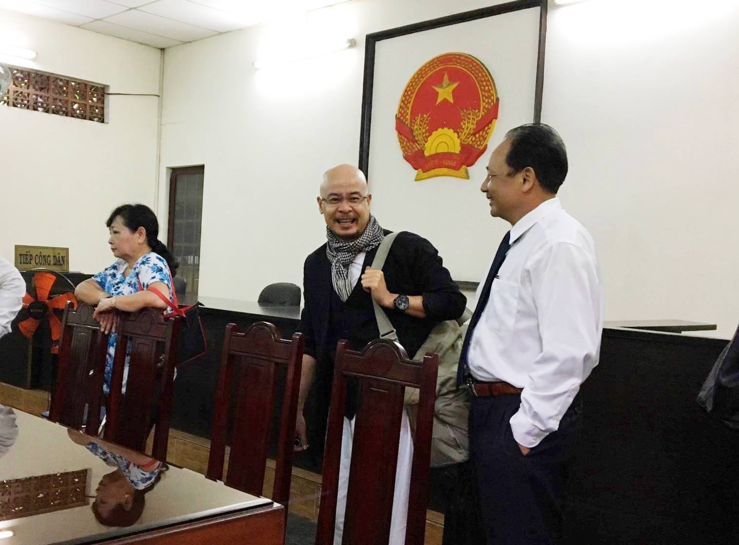 Ông Đặng Lê Nguyên Vũ tươi tỉnh xuất hiện ở tòa để hòa giải ly hôn lần cuối với bà Lê Hoàng Diệp Thảo - Ảnh 2. Ông Đặng Lê Nguyên Vũ tươi tỉnh xuất hiện ở tòa để hòa giải ly hôn lần cuối với bà Lê Hoàng Diệp Thảo - Ảnh 2.