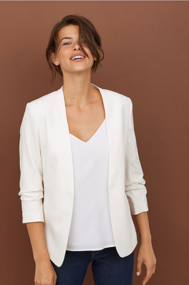 15 mẫu áo blazer của Zara, H&M... thanh lịch mà cực kỳ cá tính dành cho nàng công sở khi thời tiết đang chuyển từ hè sang thu - Ảnh 10.