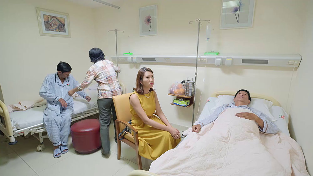 Hân Hoa hậu đến bệnh viện như đi diễn thời trang, hất đổ cả khay cơm lên người bố chồng đang đau ốm - Ảnh 2.
