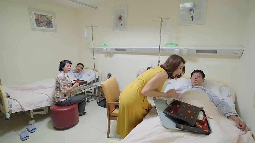 Hân Hoa hậu đến bệnh viện như đi diễn thời trang, hất đổ cả khay cơm lên người bố chồng đang đau ốm - Ảnh 4.