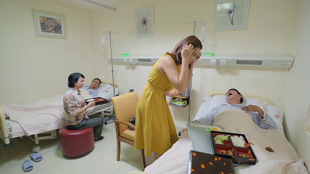 Hân Hoa hậu đến bệnh viện như đi diễn thời trang, hất đổ cả khay cơm lên người bố chồng đang đau ốm - Ảnh 5.