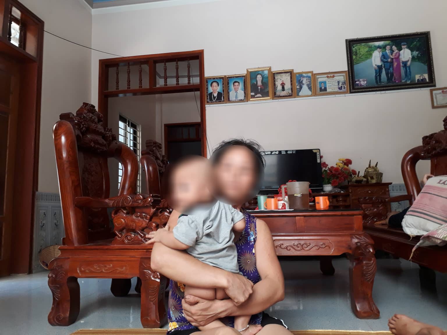 Vợ của y sĩ bị nghi để lây HIV cho hàng loạt người ở Phú Thọ: Nhiều người chưa rõ thực hư đã vào nhà quay chụp rồi đăng thông tin lên mạng - Ảnh 2.